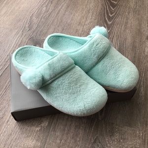 VIONIC SLIPPERS (BRAND NEW)